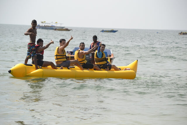https://ui.cltpstatic.com/camp/images/ai/000/787/992/787992/published/w/banana-ride-at-candolim-beach,-goa-1.JPG?1479888827